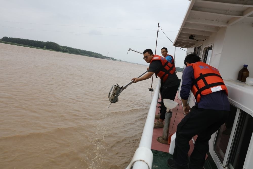 2023年6月29日，調(diào)水調(diào)沙期間，黃河下游利津水文站工作人員在進(jìn)行取沙作業(yè)。新華社記者 劉詩(shī)平 攝
