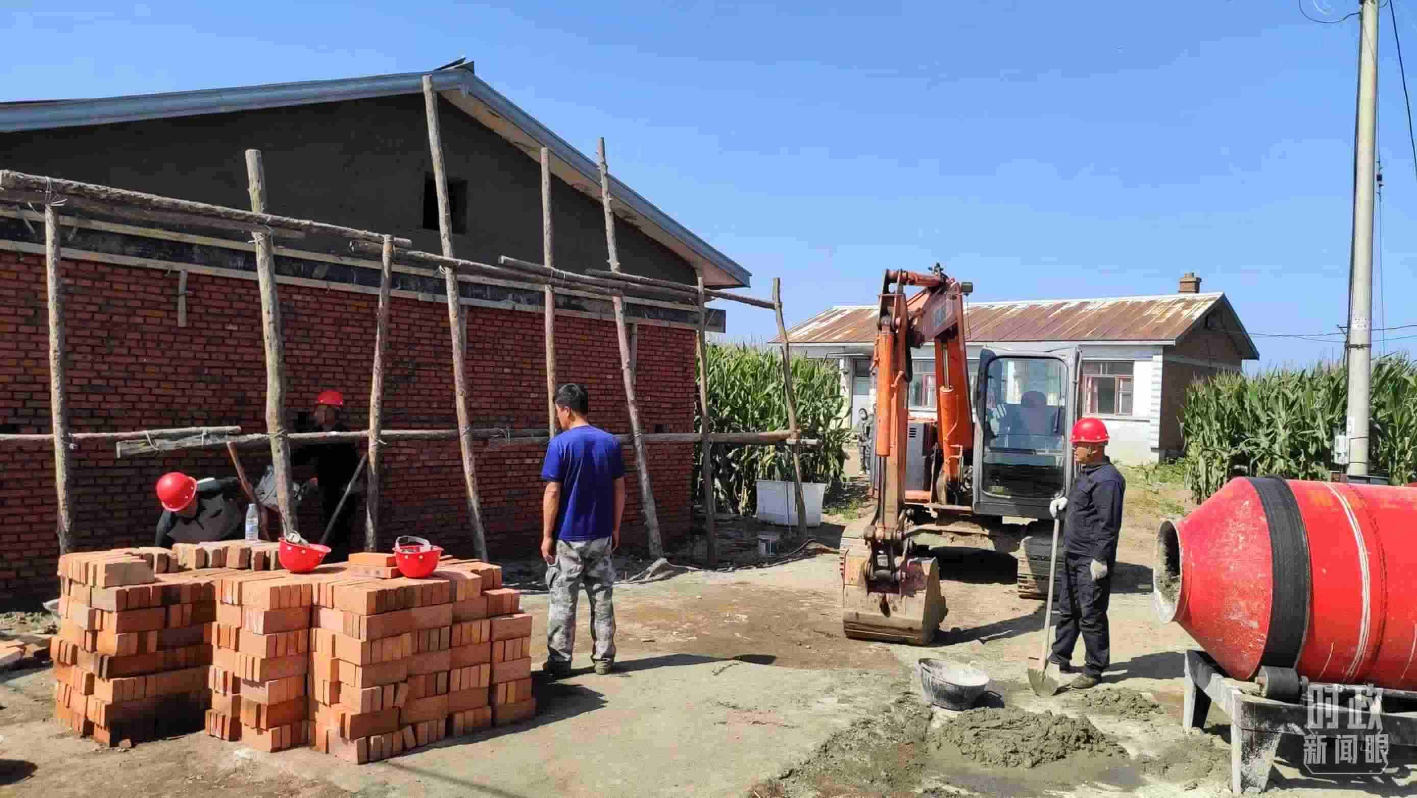 △村民正在修繕被損的房屋。（總臺央視記者薛冠南拍攝）