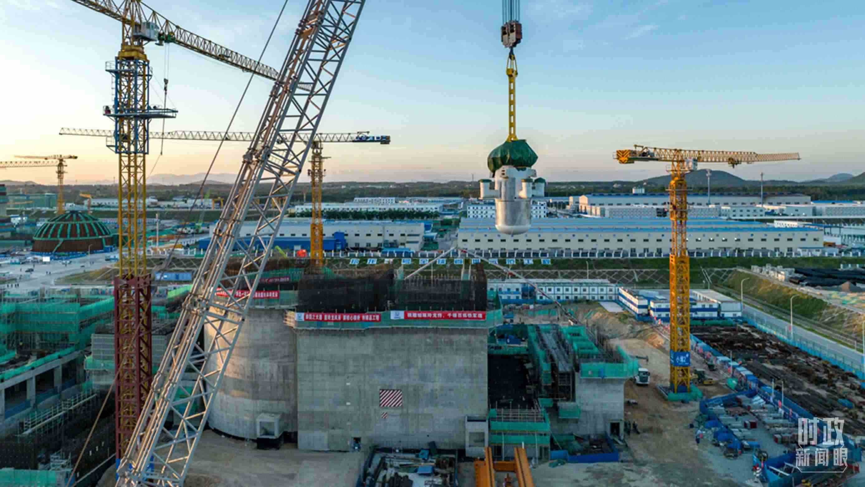 △8月10日，由中國第一重型機械股份公司承制的玲龍一號反應堆核心模塊“玲龍之心”成功吊裝。（圖/國務院國資委網(wǎng)站）