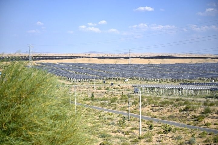 這是2023年8月24日拍攝的內(nèi)蒙古鄂爾多斯市達(dá)拉特光伏基地。新華社記者 賀書琛 攝