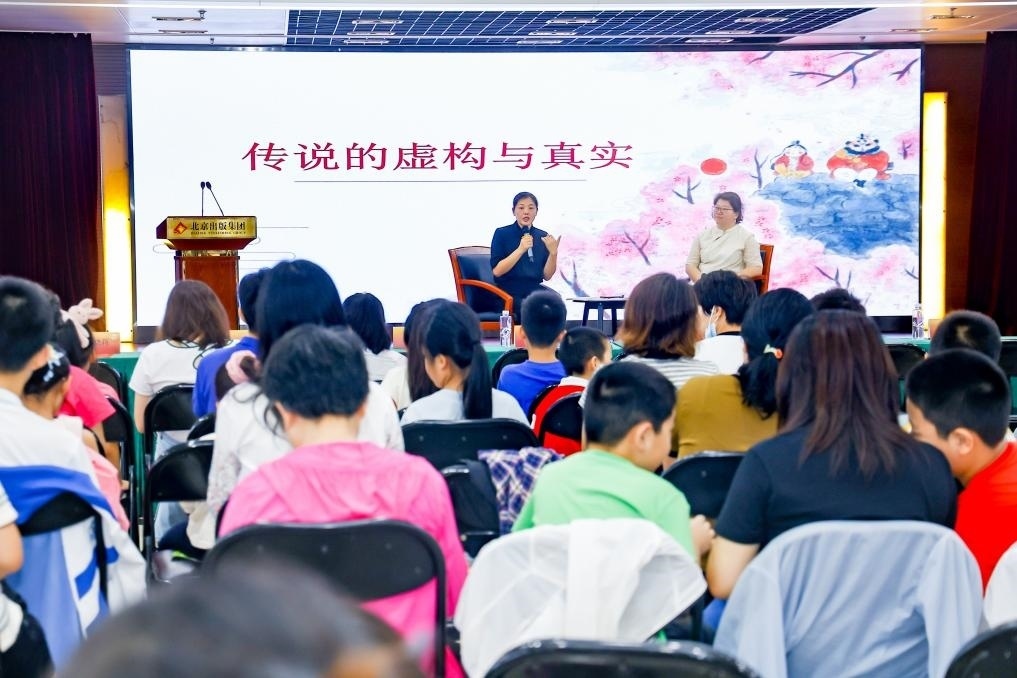 經(jīng)典閱讀進(jìn)社區(qū)——十月少年文學(xué)創(chuàng)享會(huì)走進(jìn)裕中東里。主辦方供圖