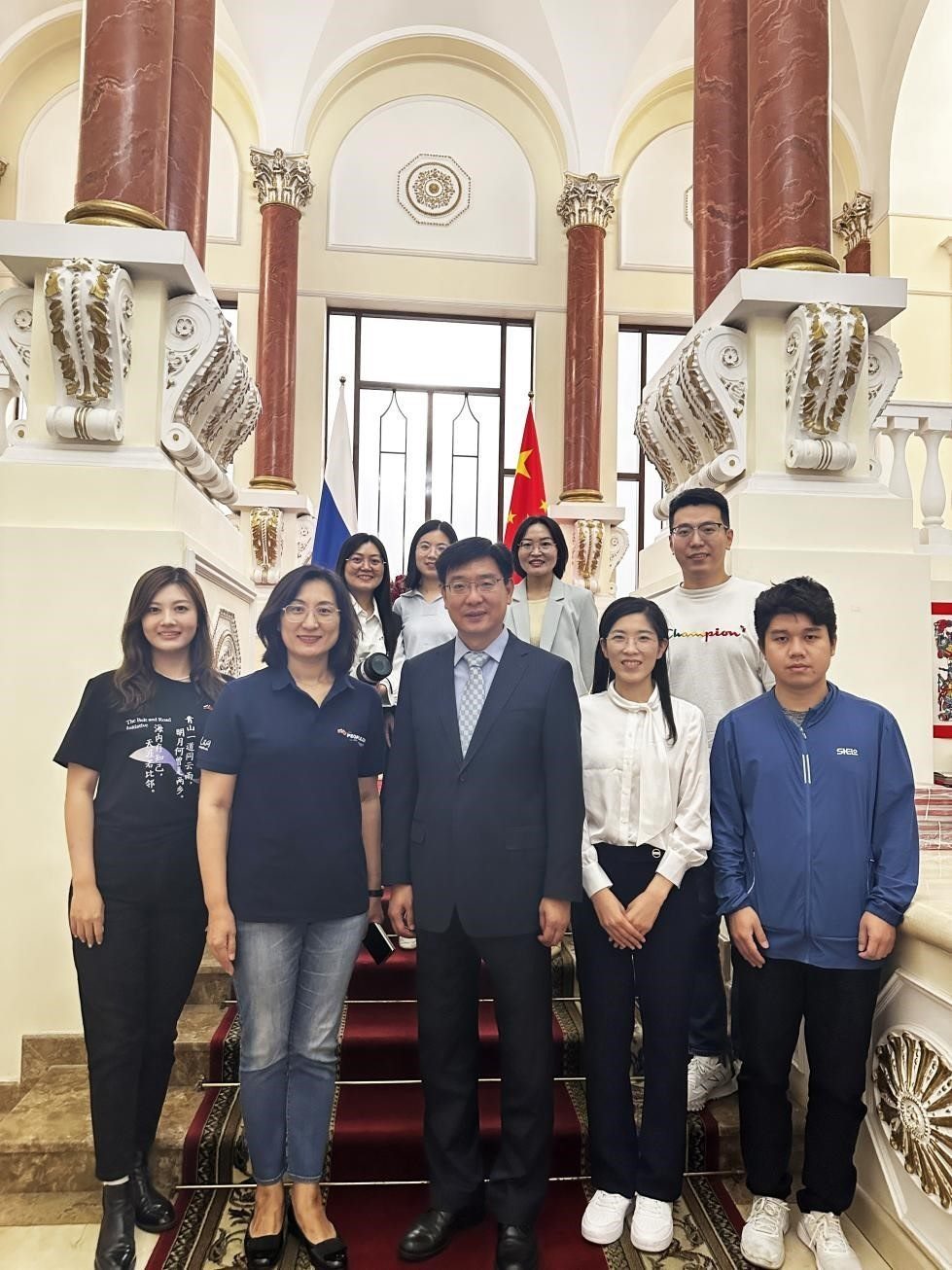 中國駐俄羅斯大使館公使銜文化參贊、莫斯科中國文化中心主任封立濤（前排中）與人民網(wǎng)記者合影。