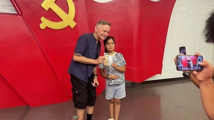 潘維廉和志愿講解員紀(jì)念合影。主辦方供圖