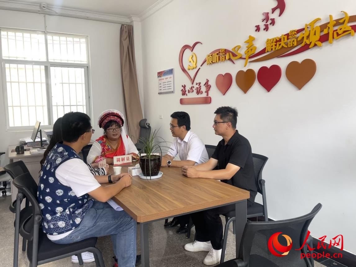 李雪娟（右三）和群眾交流。人民網(wǎng) 周靜圓攝