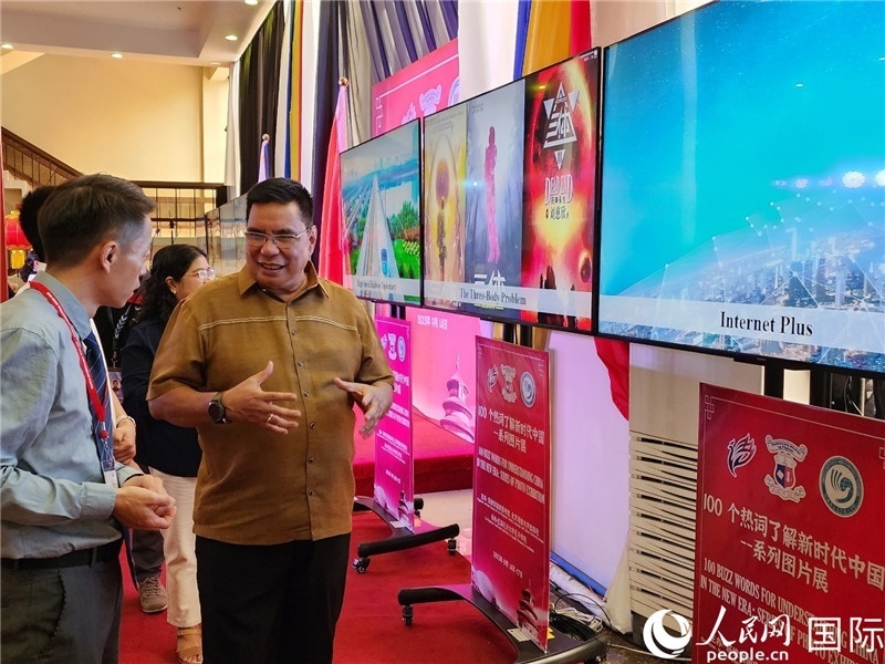 圖為菲律賓國家圖書館館長阿德里亞諾參觀新時代中國圖片展。人民網(wǎng)記者樊帆攝