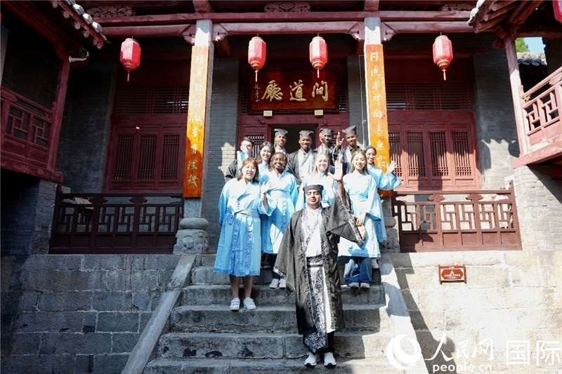 圖為選手們?cè)诤?huì)書院內(nèi)合影留念。人民網(wǎng) 盧鵬宇攝