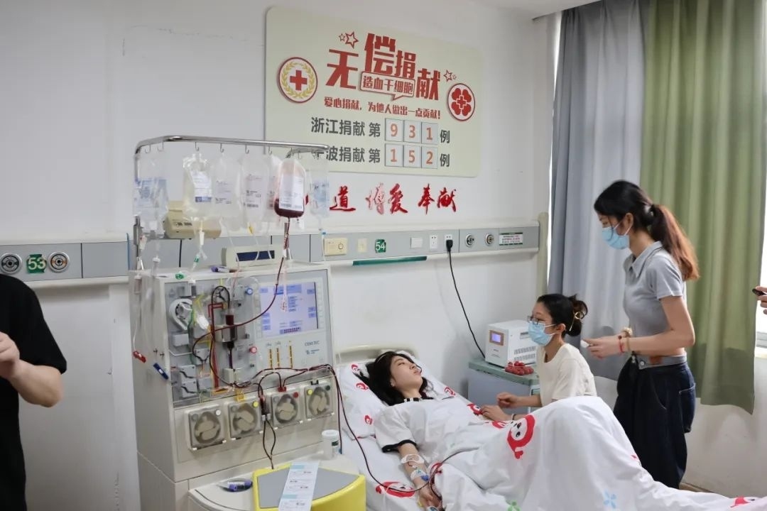 陸冰冰（右三）捐獻(xiàn)185毫升造血干細(xì)胞。受訪者供圖