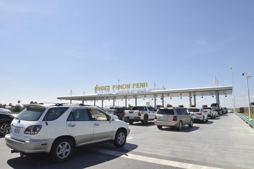2022年11月7日，車輛在柬埔寨首都金邊的金港高速公路入口處排隊。金港高速公路連接柬埔寨首都金邊和該國最大深水海港西哈努克港。