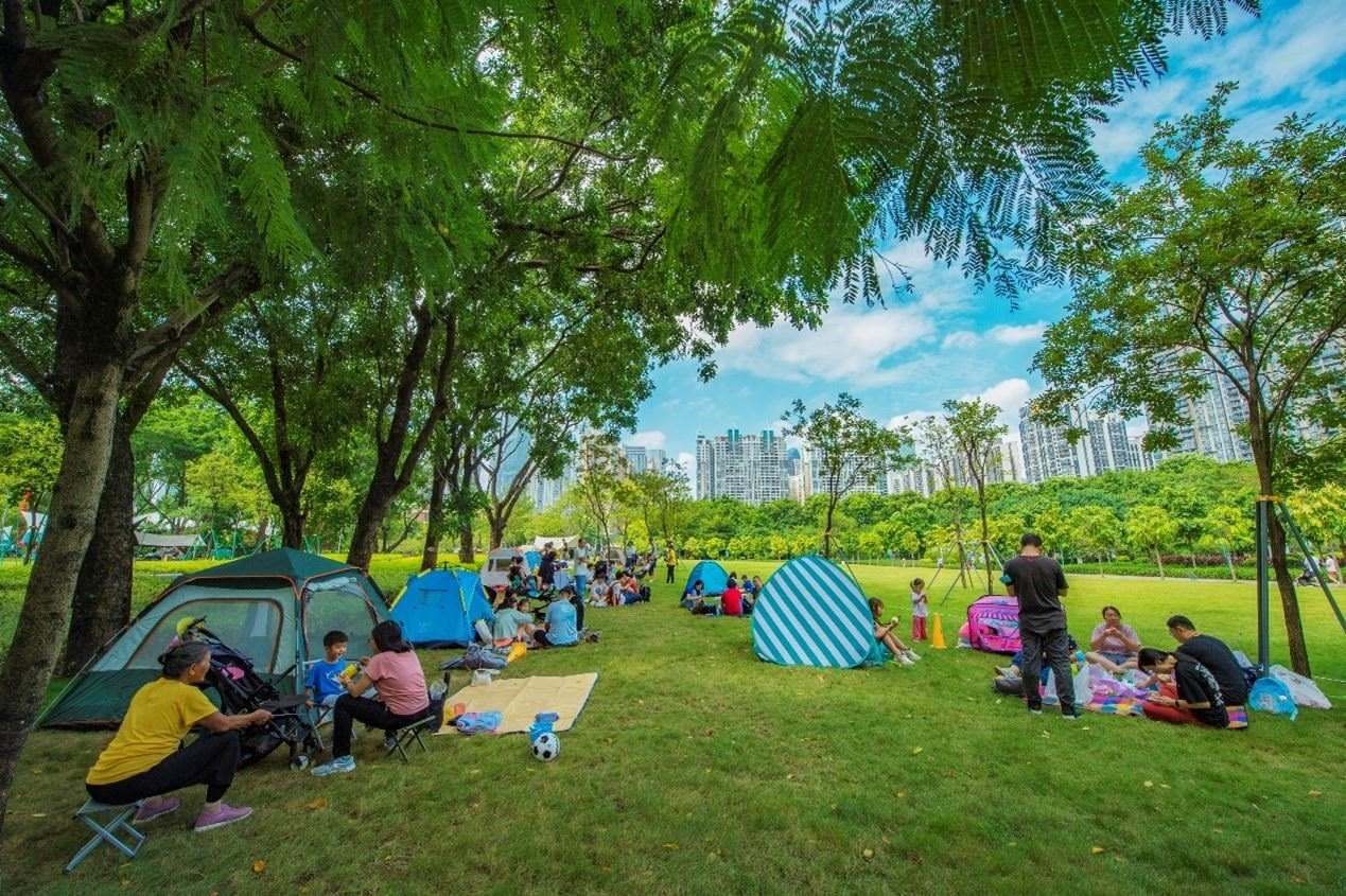 珠江公園內，居民們正露營休憩。受訪者供圖