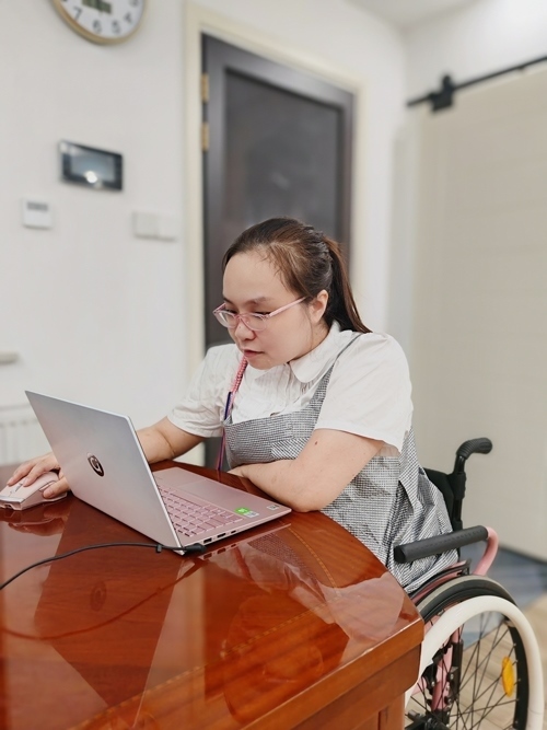 杜誠誠在準備電影講解稿。 魏涵玉攝