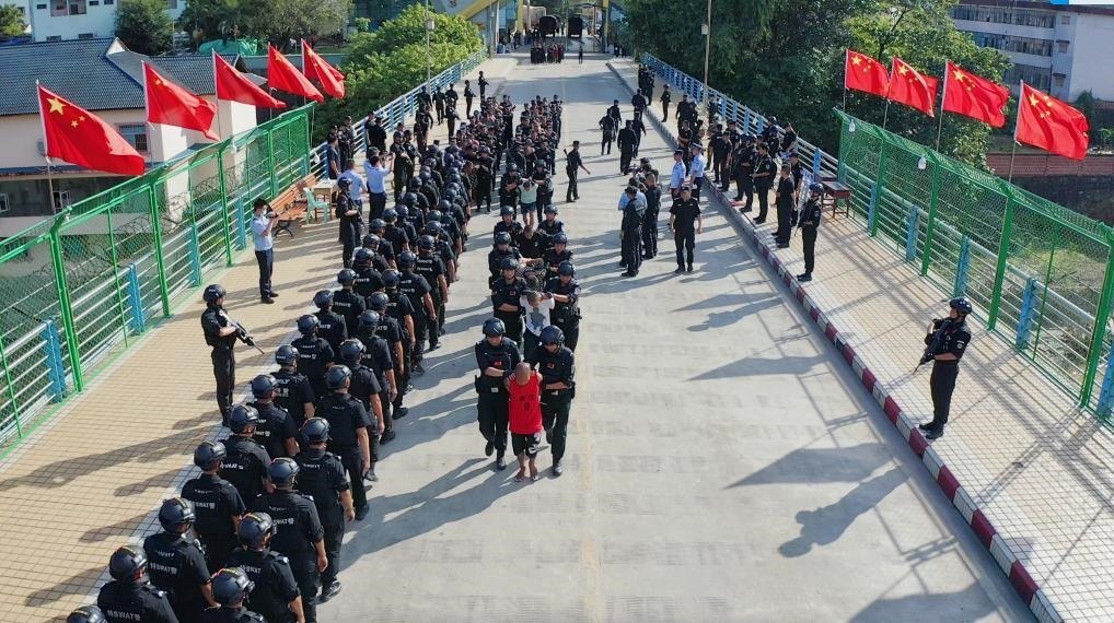 圖為涉詐犯罪嫌疑人移交我方。