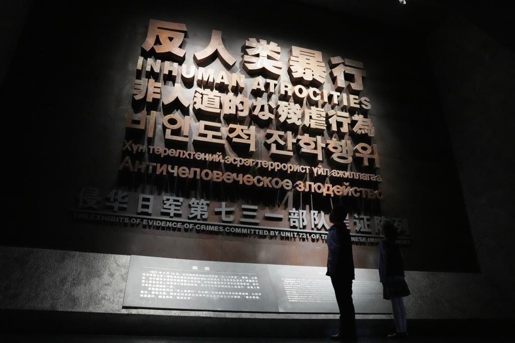 9月18日，青少年在侵華日軍第七三一部隊罪證陳列館內(nèi)參觀。新華社記者 王建威 攝