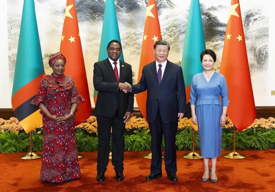 這是會(huì)談前，習(xí)近平主席和夫人彭麗媛同希奇萊馬總統(tǒng)和夫人穆廷塔合影。