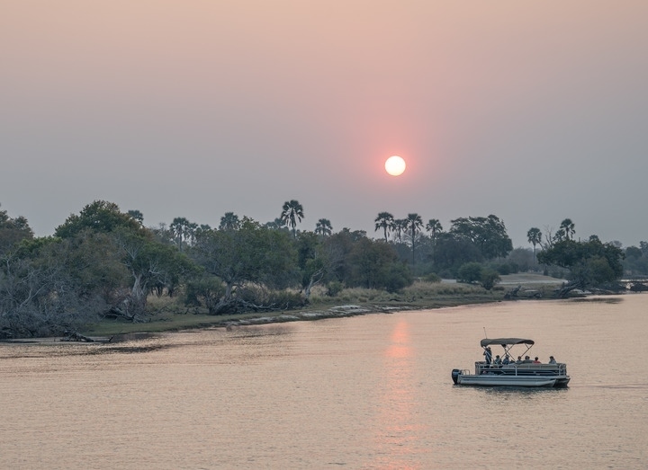 8月23日，在贊比亞拍攝的贊比西河上的游船。