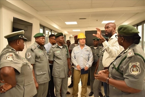 萊基港員工向海關(guān)工作人員講解掃描儀使用方法。受訪者供圖