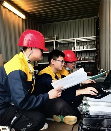 △2022年，長征十一號運載火箭在我國黃海以“一箭五星”方式成功發(fā)射。哈爾濱工程大學(xué)船海結(jié)構(gòu)物安全與舒適性團隊為發(fā)射船進行結(jié)構(gòu)動態(tài)監(jiān)測。