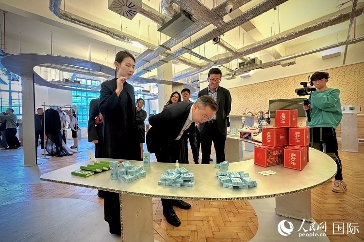 嘉賓參觀展覽 實習(xí)生劉船 攝