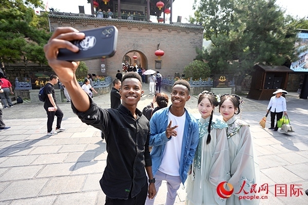 兩對雙胞胎偶遇合影。人民網(wǎng) 盧鵬宇攝