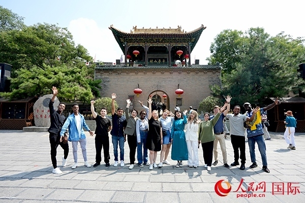 選手們在御書樓前合影。人民網(wǎng) 盧鵬宇攝