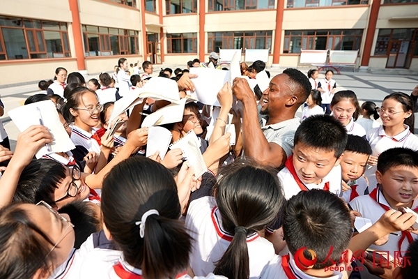 孩子們和選手互動簽名。人民網(wǎng) 盧鵬宇攝