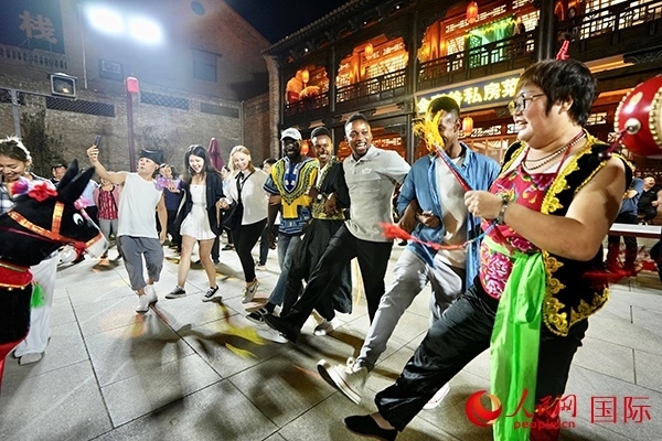 選手們和演員們一起載歌載舞。人民網(wǎng) 盧鵬宇攝