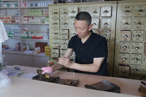 馬啟紅為病患精心配藥。受訪者供圖