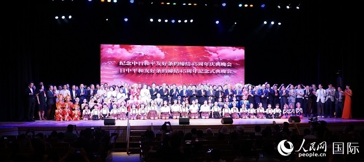 出席晚會的嘉賓與演員合影留念。人民網(wǎng) 蔣曉辰攝