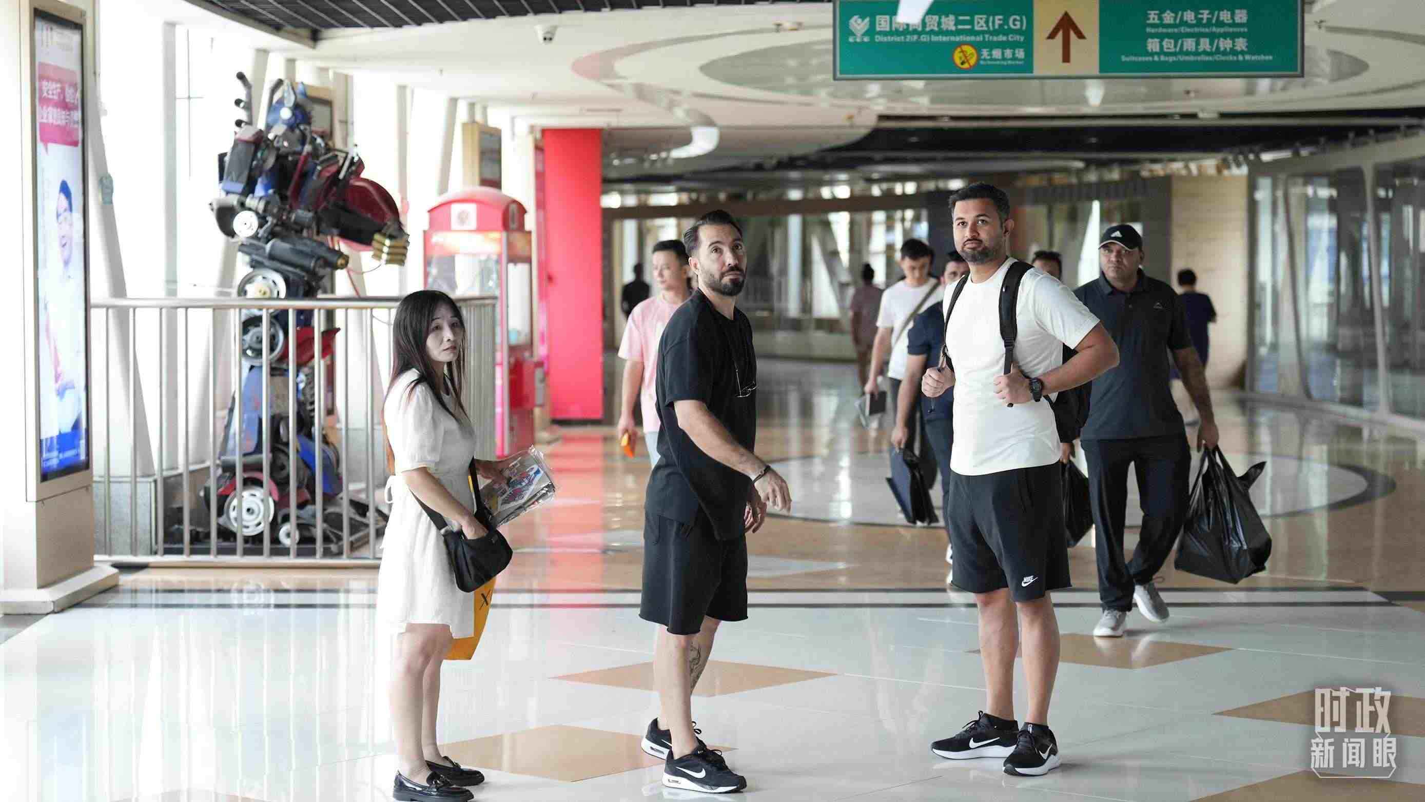 △義烏國(guó)際商貿(mào)城內(nèi)，來(lái)自世界各地的外商。（總臺(tái)國(guó)廣記者李晉拍攝）