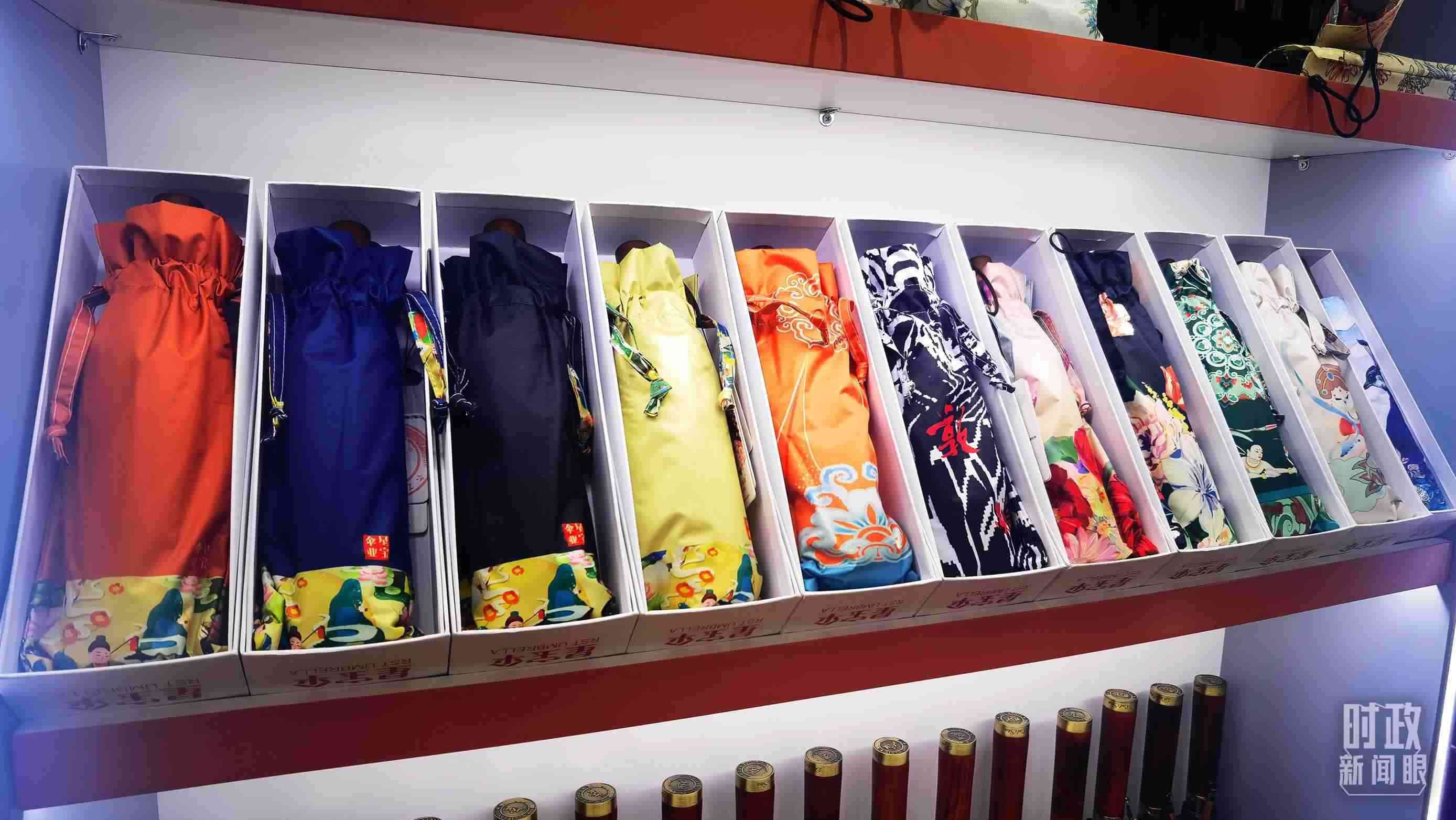 △商貿(mào)城內(nèi)的一家傘鋪，貨架上擺放著包裝精美的雨傘。（總臺(tái)央視記者范學(xué)禹拍攝）