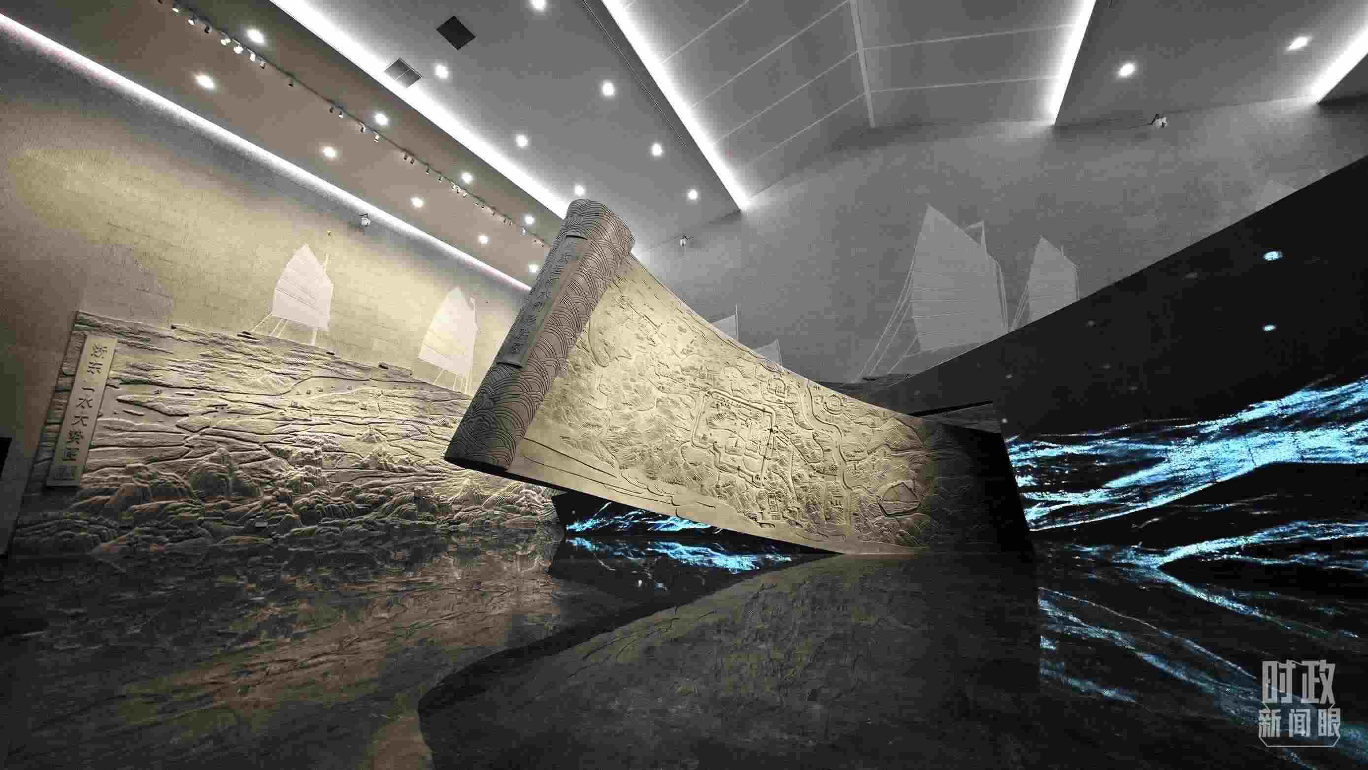 △博物館內(nèi)的《浙東運(yùn)河水利形勝圖》《浙東山水大勢(shì)圖》浮雕。（總臺(tái)央視記者彭漢明拍攝）