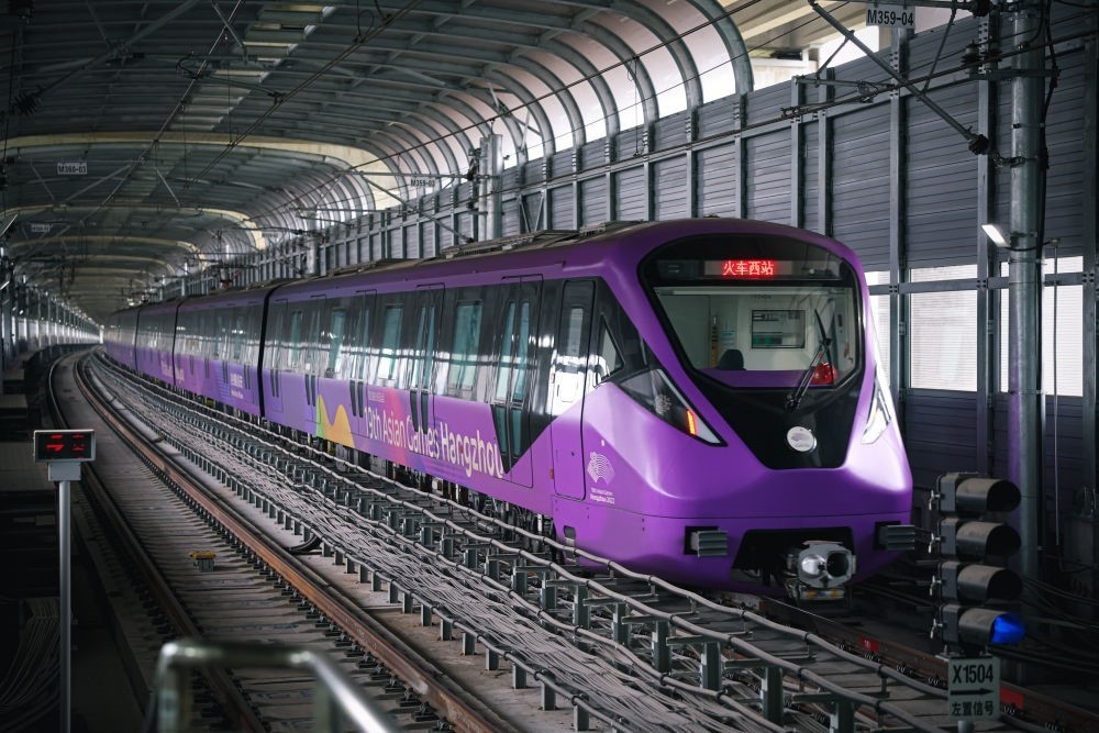 從杭州火車(chē)西站出發(fā)，地鐵19號(hào)線貫穿杭州火車(chē)東站、杭州蕭山機(jī)場(chǎng)，“亞運(yùn)號(hào)”地鐵專列運(yùn)行在這條線路上。