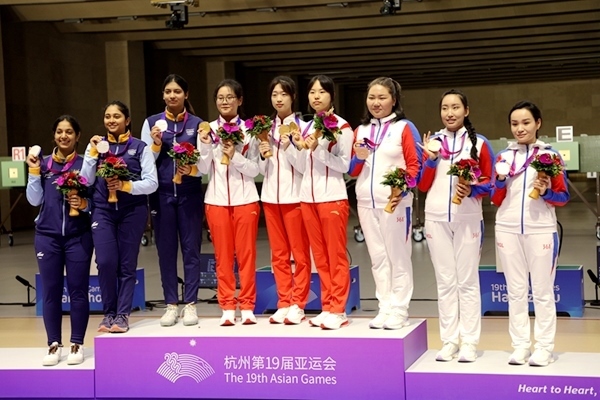 9月24日，杭州亞運會射擊女子10米氣步槍團體賽頒獎儀式。人民網(wǎng)記者 胡雪蓉攝