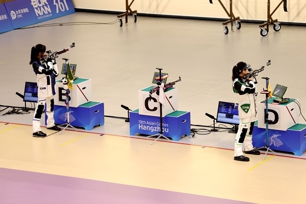 黃雨婷(左)、韓佳予在女子10米氣步槍個人賽比賽中。人民網(wǎng)記者 胡雪蓉攝
