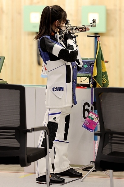 9月24日，黃雨婷在女子10米氣步槍團體賽比賽中。人民網(wǎng)記者 胡雪蓉攝