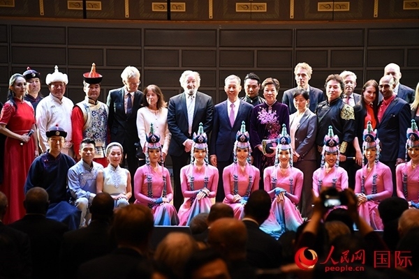 中國駐瑞典大使崔愛民夫婦與演職人員及部分來賓合影留念。人民網(wǎng)記者 殷淼攝