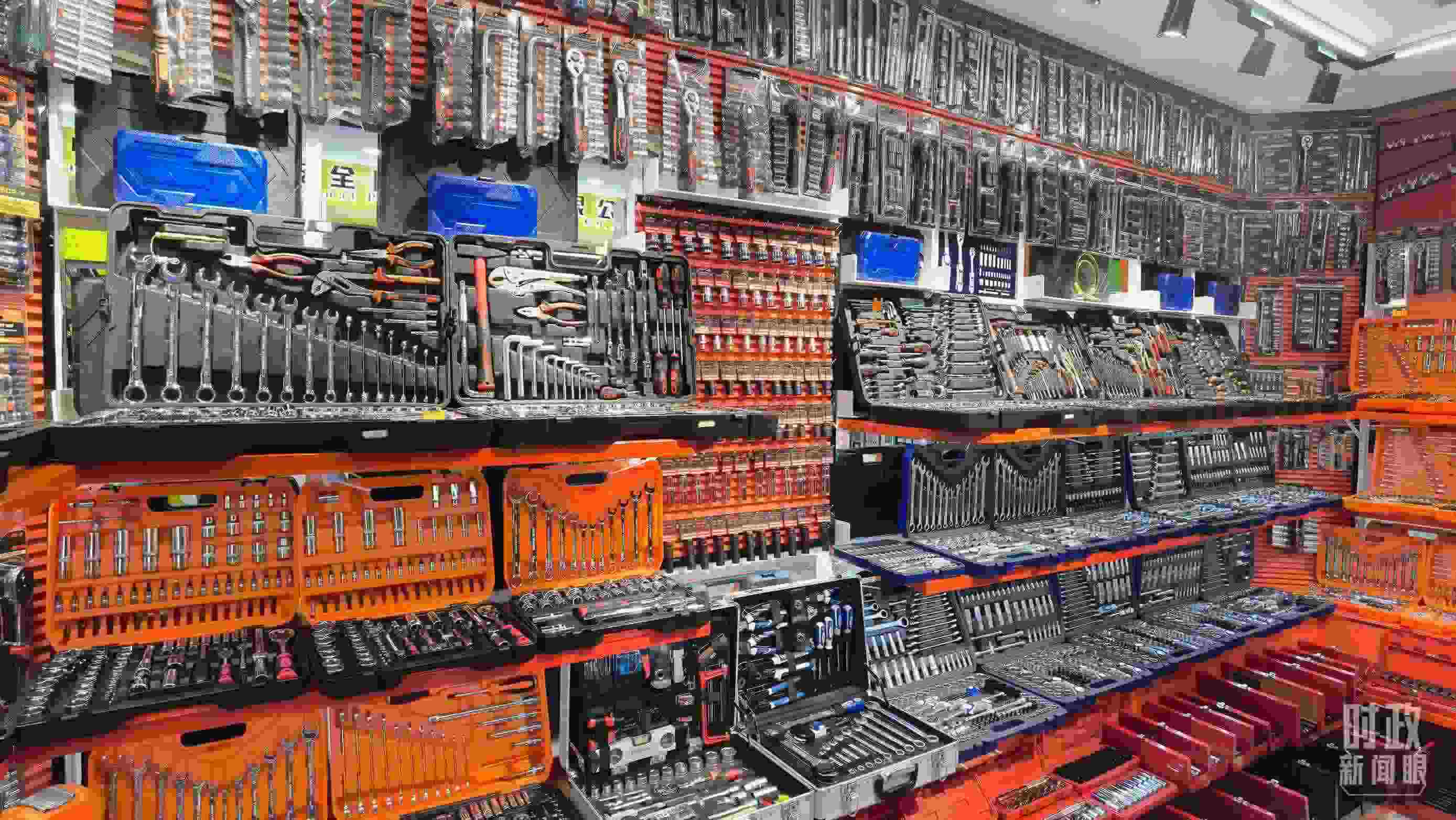 △義烏國際商貿(mào)城內(nèi)的一家五金店，貨品豐富。（總臺央視記者石丞拍攝）