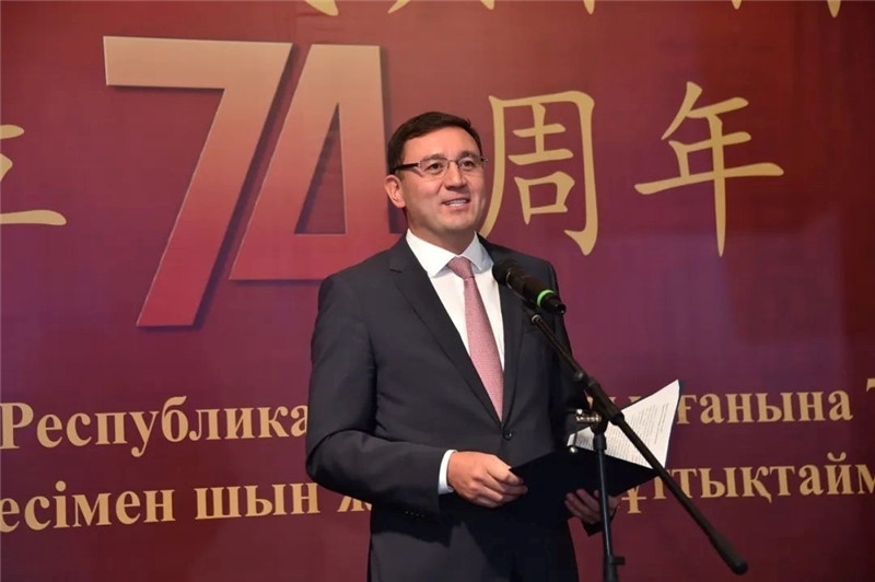 圖為哈外交部駐阿市代表布列格諾夫致辭。駐阿拉木圖總領(lǐng)館供圖