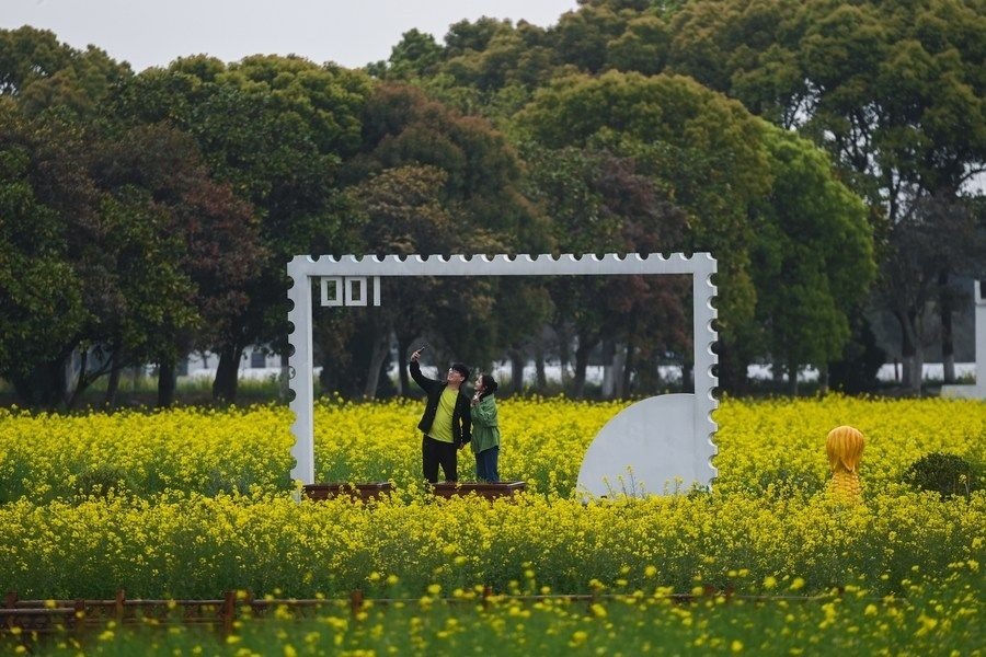  游客在浙江嘉興市秀洲區(qū)王店鎮(zhèn)鎮(zhèn)中村的“青青樂地”農(nóng)耕文化園內(nèi)游玩（2023年4月3日攝）。