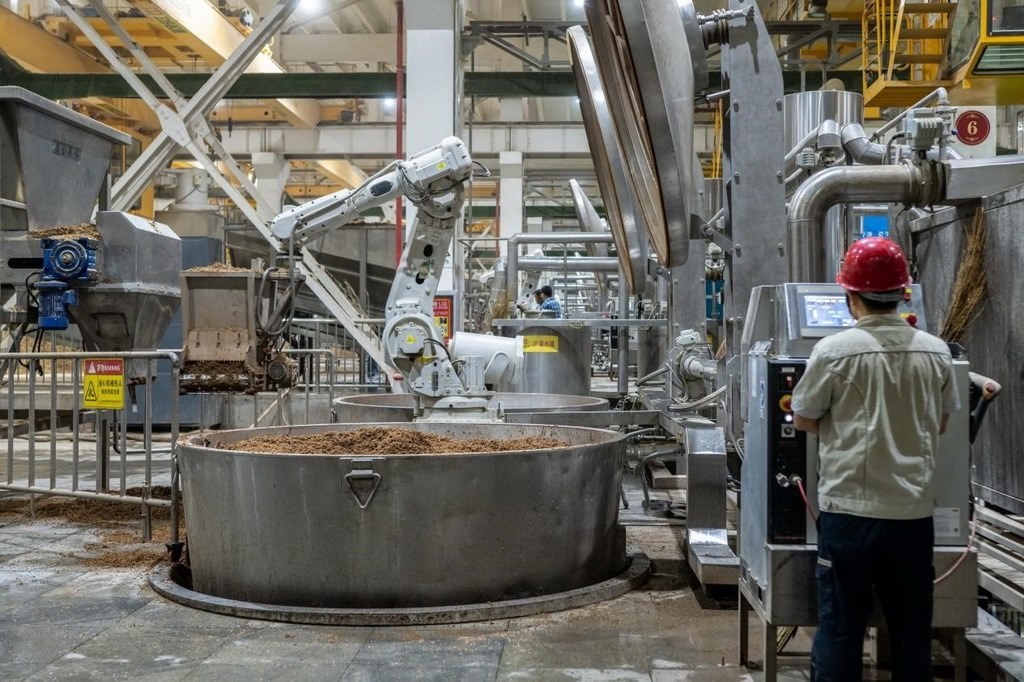 907車間里，機(jī)械臂正在撒料裝甑。嚴(yán)磊攝