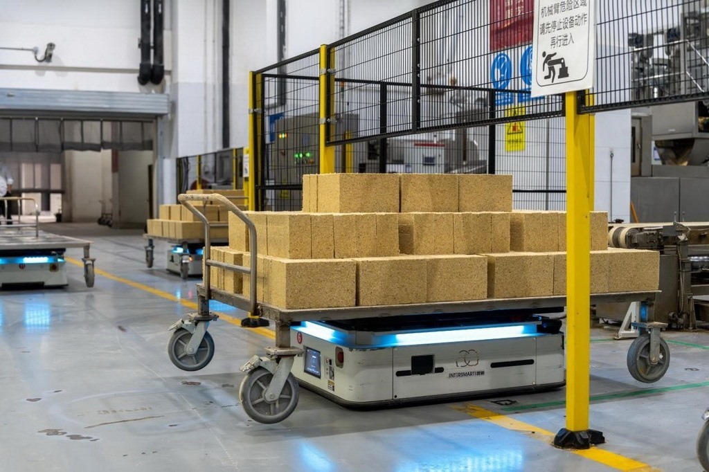 在701制曲車間，運(yùn)輸機(jī)器人等智能化設(shè)備已實(shí)現(xiàn)規(guī)模化應(yīng)用。王哲攝