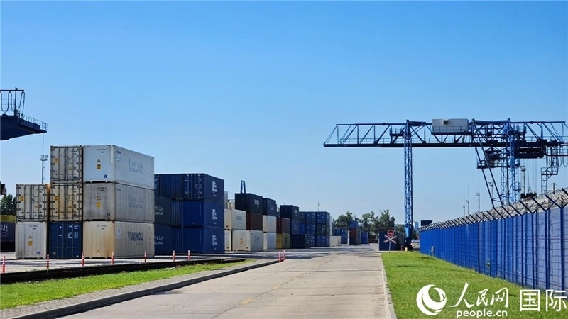 布列斯特北站，堆滿了來自中國(guó)的貨物。人民網(wǎng)記者 王震攝