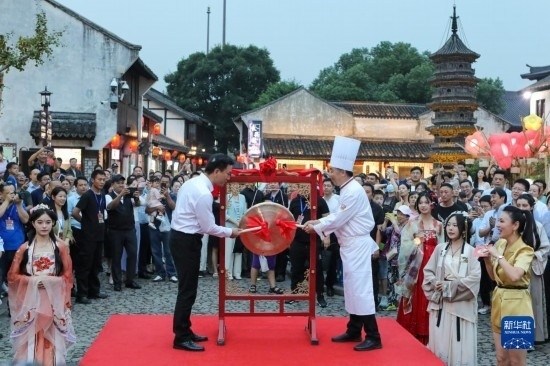 9月27日拍攝的2023年南翔國(guó)潮大會(huì)暨第十七屆上海南翔小籠文化展開幕儀式現(xiàn)場(chǎng)。