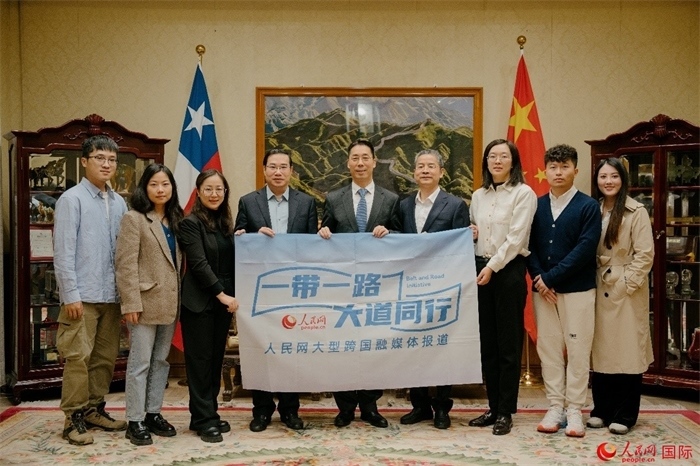 牛清報大使（中）與人民網(wǎng)、人民日報社記者合影。 人民網(wǎng)記者 張若涵攝