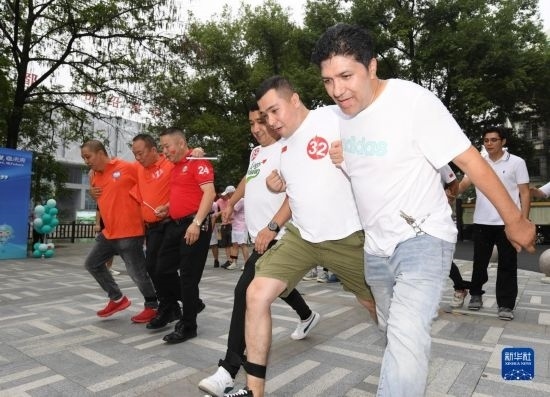 9月28日，在柯橋柯亭社區(qū)，各民族居民參加趣味運動會。