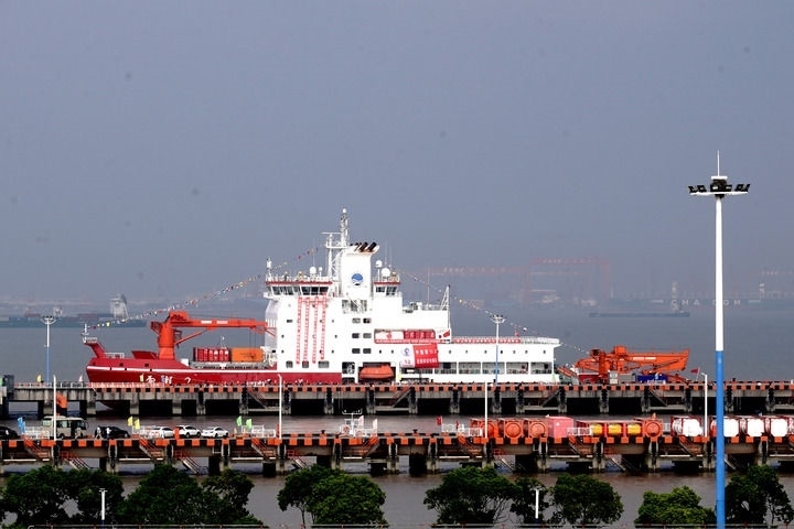 9月27日，“雪龍2”號極地科考破冰船停泊在中國極地考察國內(nèi)基地碼頭。當日，由自然資源部組織的中國第13次北冰洋科學(xué)考察隊乘“雪龍2”號極地科考破冰船返回上海，標志著中國第13次北冰洋科學(xué)考察任務(wù)圓滿完成。新華社記者 張建松 攝