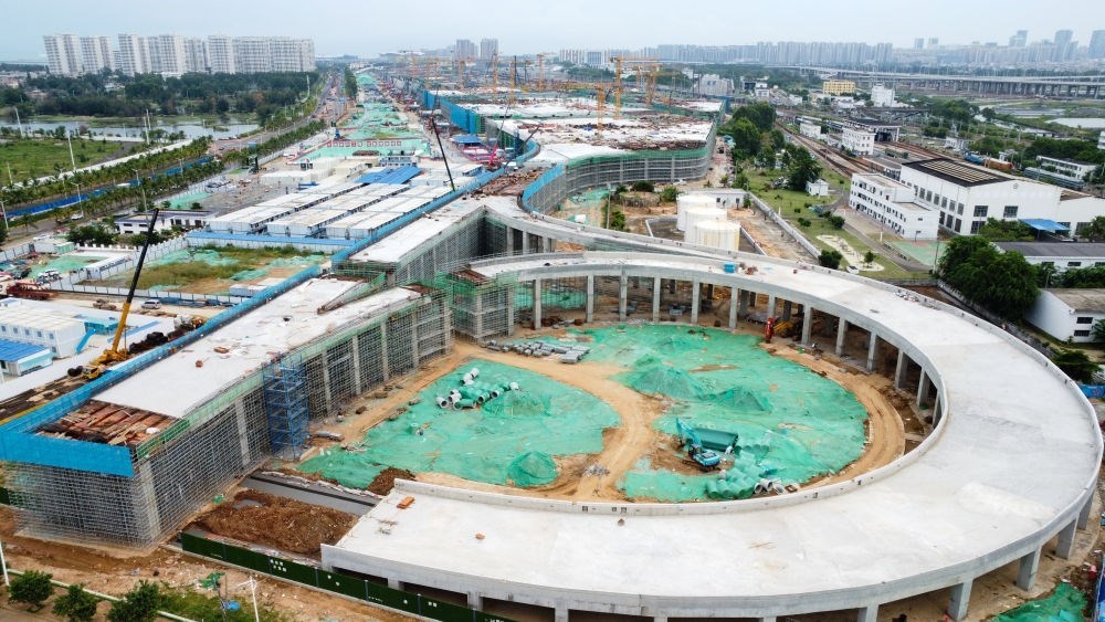 9月9日拍攝的?？谛潞８酆湍细邸岸€口岸”（貨運）集中查驗場所建設(shè)項目（無人機照片）。該項目是海南自貿(mào)港封關(guān)運作重點項目。新華社記者 楊冠宇 攝
