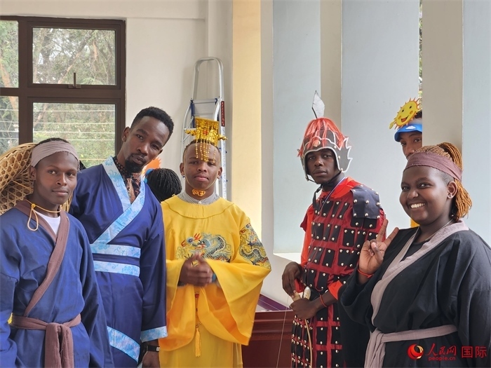 28日，肯尼亞內(nèi)羅畢大學(xué)孔子學(xué)院舉行“詩(shī)劇頌中秋，中肯共月明”中秋慶典，情景劇《嫦娥奔月》部分演員合影。人民網(wǎng)記者 黃煒鑫攝