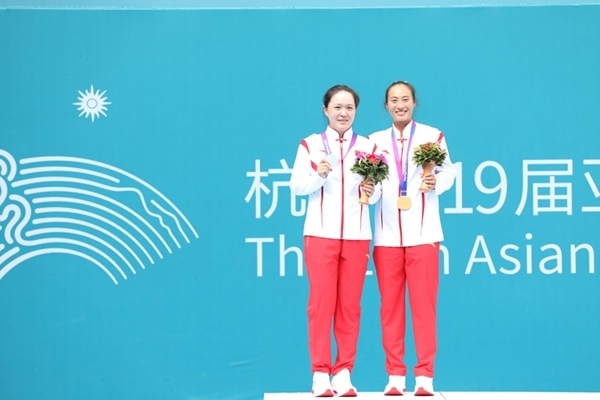 9月29日，鄭欽文(右)和朱琳在頒獎(jiǎng)儀式上合影。當(dāng)日，在杭州亞運(yùn)會(huì)網(wǎng)球女子單打決賽中，中國(guó)代表團(tuán)選手鄭欽文2:0戰(zhàn)勝隊(duì)友朱琳奪得冠軍。人民網(wǎng)記者 李乃妍攝