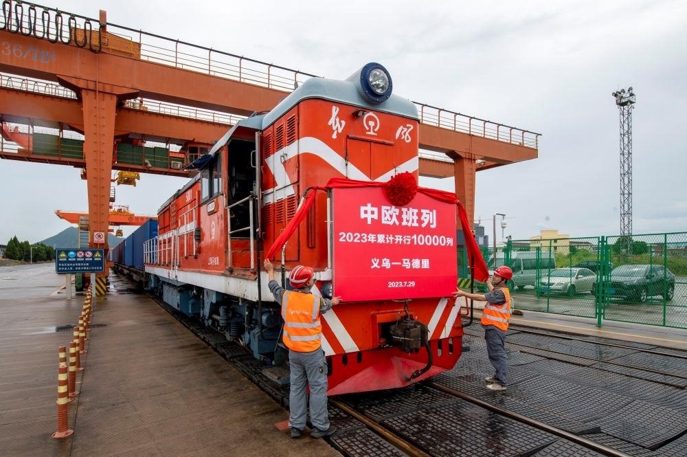 △2023年7月29日，滿載110個(gè)標(biāo)箱出口貨物的X8020次中歐班列從浙江義烏西站準(zhǔn)備啟程。