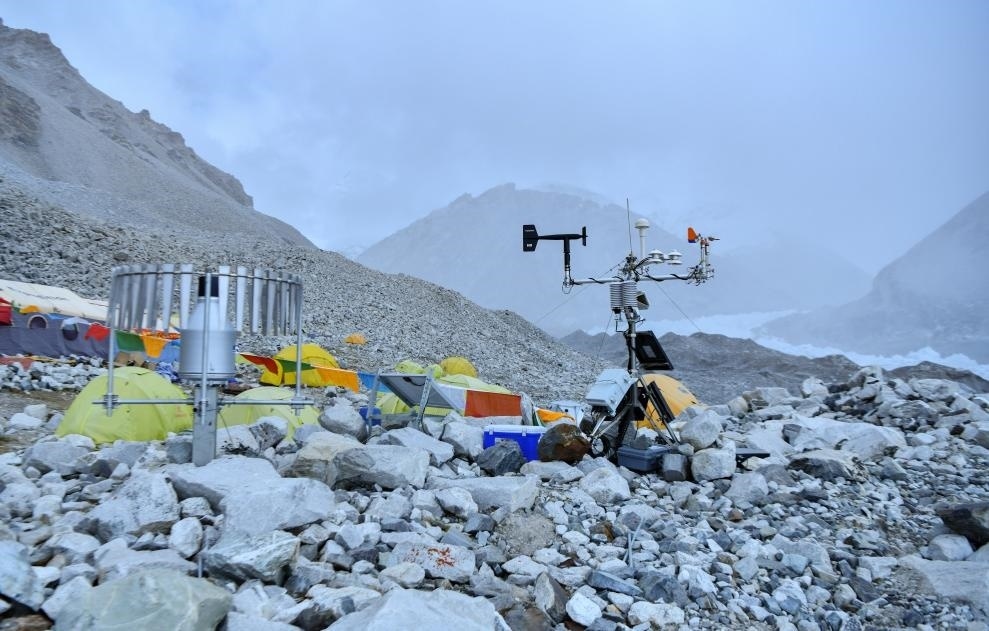 位于海拔5700米卓奧友峰前進(jìn)營(yíng)地的自動(dòng)氣象站（9月29日攝）。新華社記者晉美多吉 攝